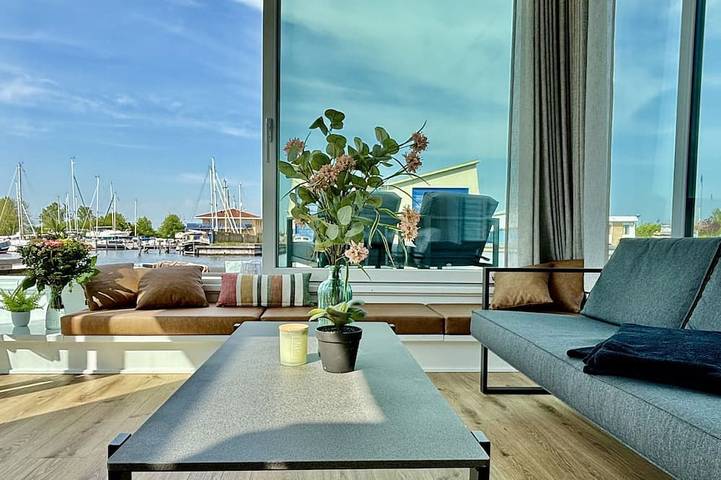 Harboursuite Woudsend incl. motorboot in Woudsend, Ijsselmeer