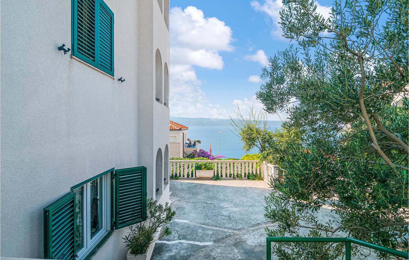 Ganze Ferienwohnung, Charmantes 200 m vom Strand entferntes Apartment mit Terrasse und Parkplatz in Stanici, Omis-Riviera