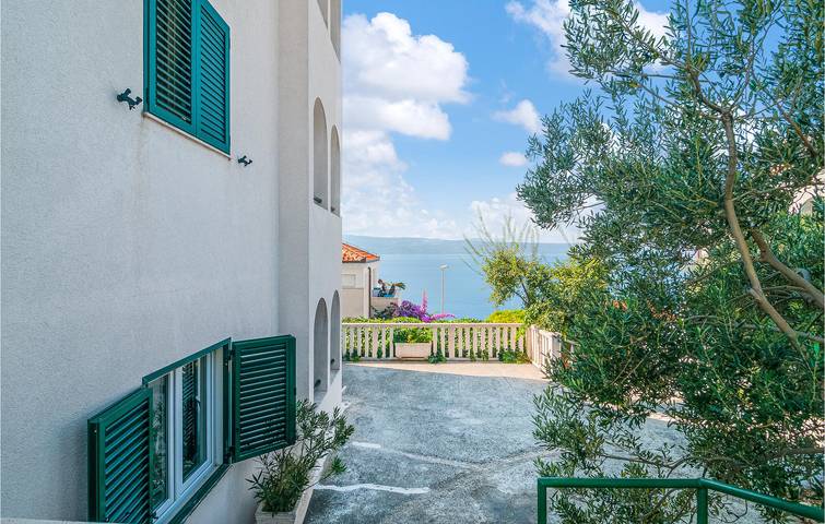 Ganze Ferienwohnung, Charmantes 200 m vom Strand entferntes Apartment mit Terrasse und Parkplatz in Stanici, Omis-Riviera