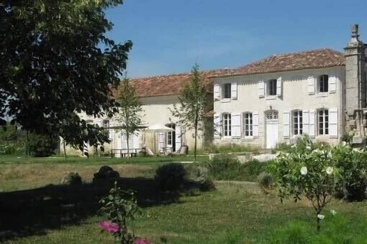 Gîte pour 11 personnes, avec Jacuzzi ainsi que Terrasse et Jardin à Champagne-et-Fontaine