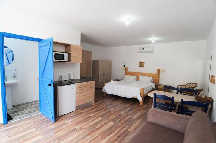Location de vacances pour 2 personnes, avec vue et jardin ainsi que sauna et piscine dans Oróklini