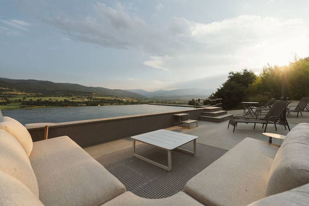 Entire apartment, Boutique Farmhouse I Views & Vineyard I Infinity Pool in la Seu d'Urgell, Catalan Pyrenees