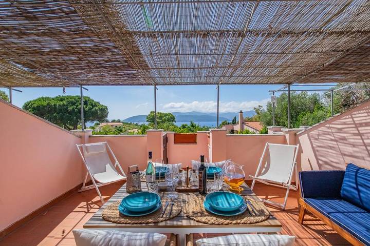 Appartamento per 4 persone, con panorama e giardino, adatto a famiglie con bambini in Capoliveri