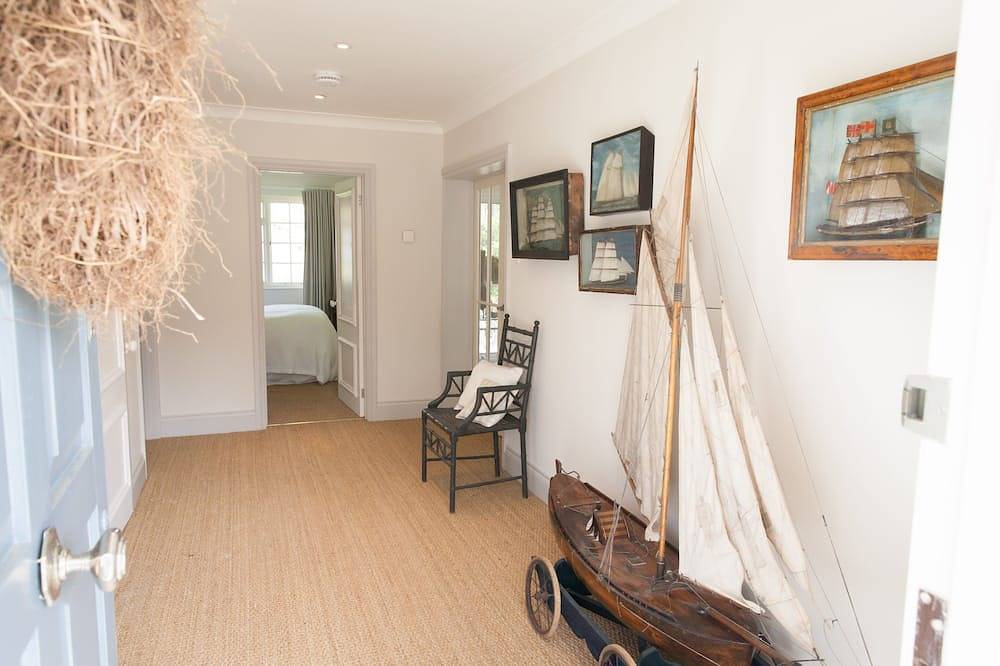 Stylish Four Bedroom Clapboard Cottage in Picturesque Helford in Helford, Cornwall