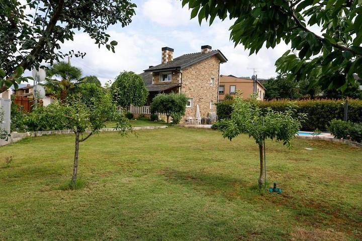 Chalet para 16 personas, con Terraza además de Piscina y Vistas en Provincia de Lugo