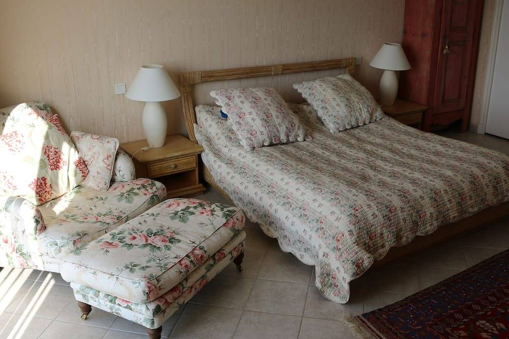 Stunning Holiday Villa With Pool and Garden in Tourrettes in Tourrettes-sur-Loup, Mediterranean Coast (France)