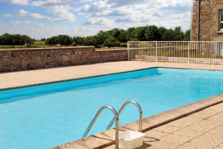 Gîte pour 5 personnes, avec piscine ainsi que jardin et balcon à Montmartin-sur-Mer - 2