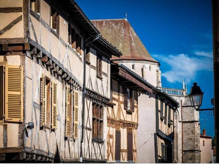 Location de vacances pour 6 personnes, avec vue et jardin, adapté aux familles à Saint-Genès-la-Tourette - 2