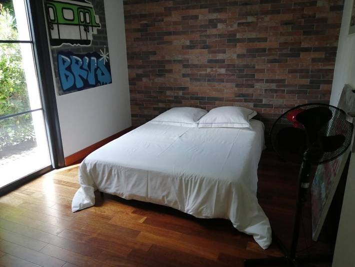 Location de vacances pour 8 personnes, avec piscine ainsi que vue et jardin à Bourg - 2