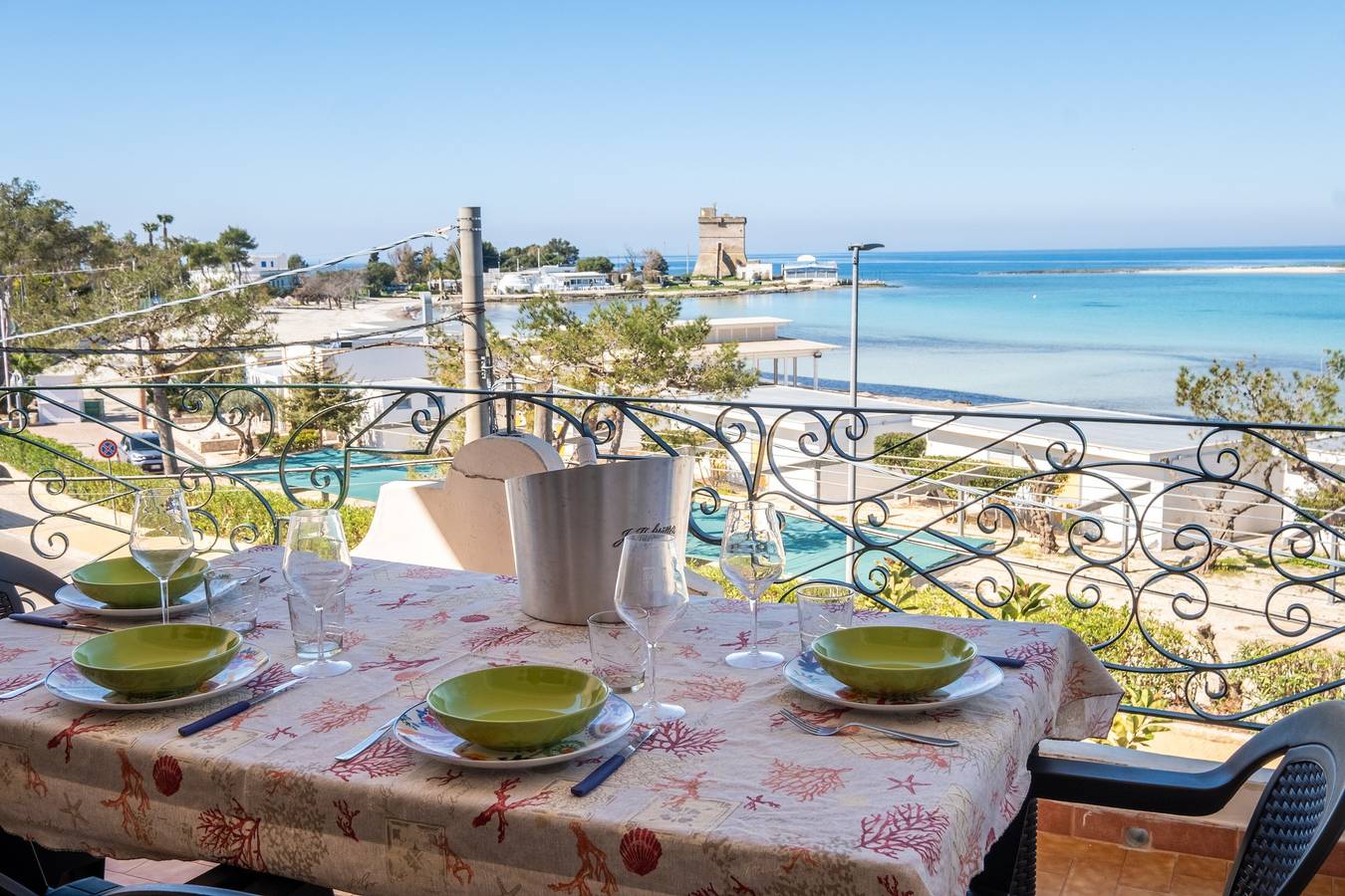 Casa vacanze 'Villa Gaudì - Güell' con vista mare, Wi-Fi e aria condizionata in Sant'Isidoro, Golfo di Taranto