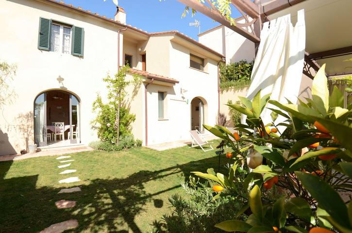 Agriturismo per 8 persone, con Balcone e Giardino nonché Piscina a Ponsacco