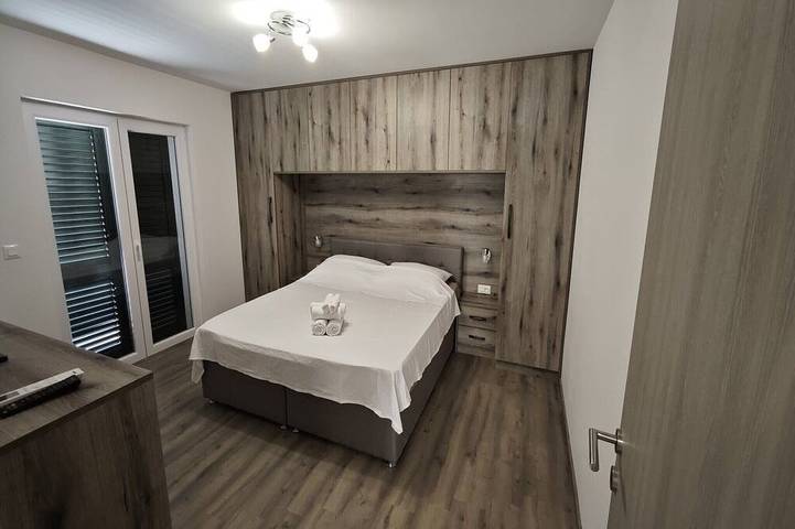 Villa für 8 Personen, mit Garten und Balkon sowie Pool in Povljana - 2