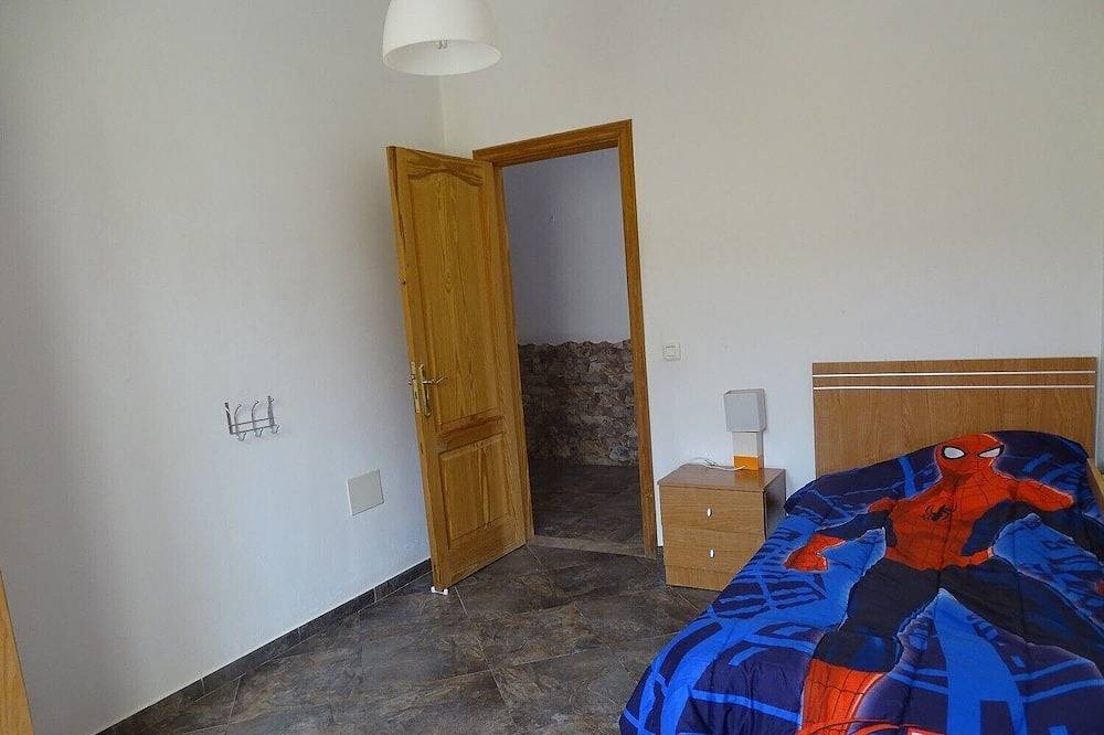 Rural house, in a quiet setting, 7 km from the beach. in Teguitar, Tuineje