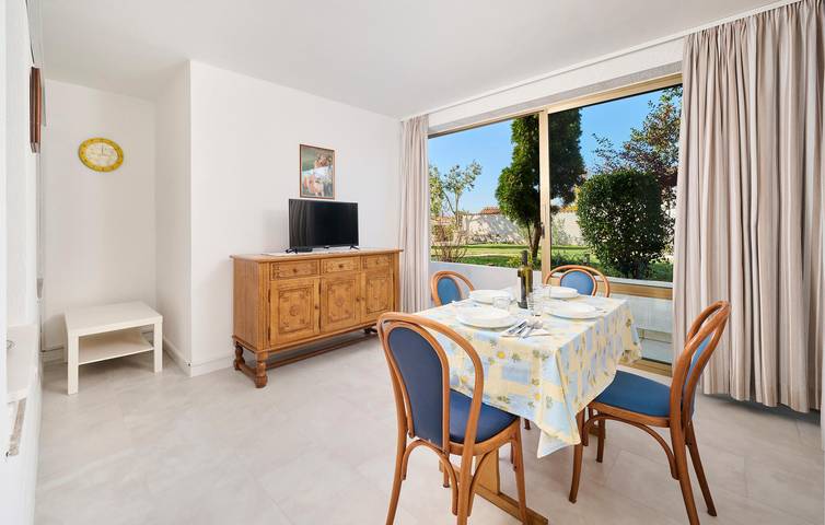 Ganze Ferienwohnung, Charmante Ferienwohnung, 300 m vom Strand entfernt, mit Parkplatz und moderner Ausstattung in plaža Zambratija, Zambratija
