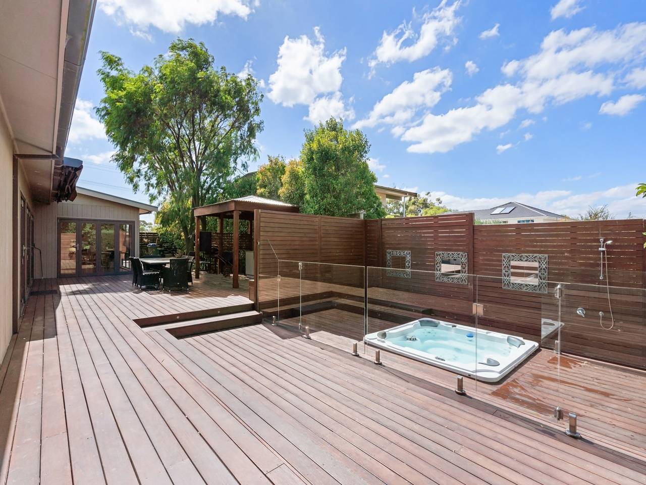 Entire apartment, Luxurious 3-Bed Home with Outdoor Spa in Melbourne, Mornington Peninsula