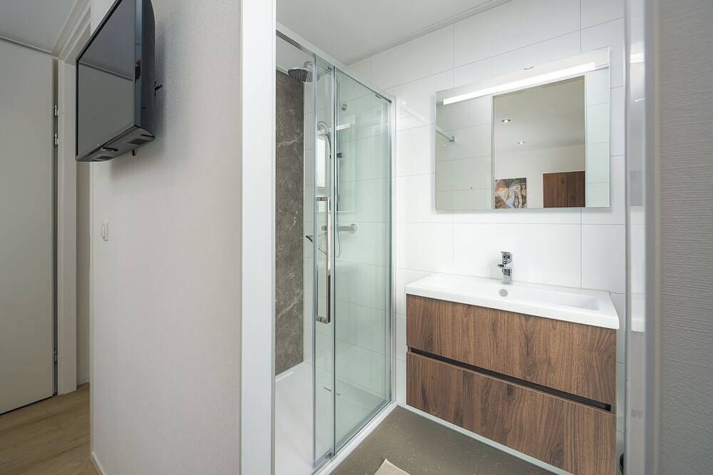 Ontspan in deze luxe 4-persoons villa met een ruime tuin én een privé dakterras met ligstoelen voor eindeloos genieten in de buitenlucht. in Workum, IJsselmeer