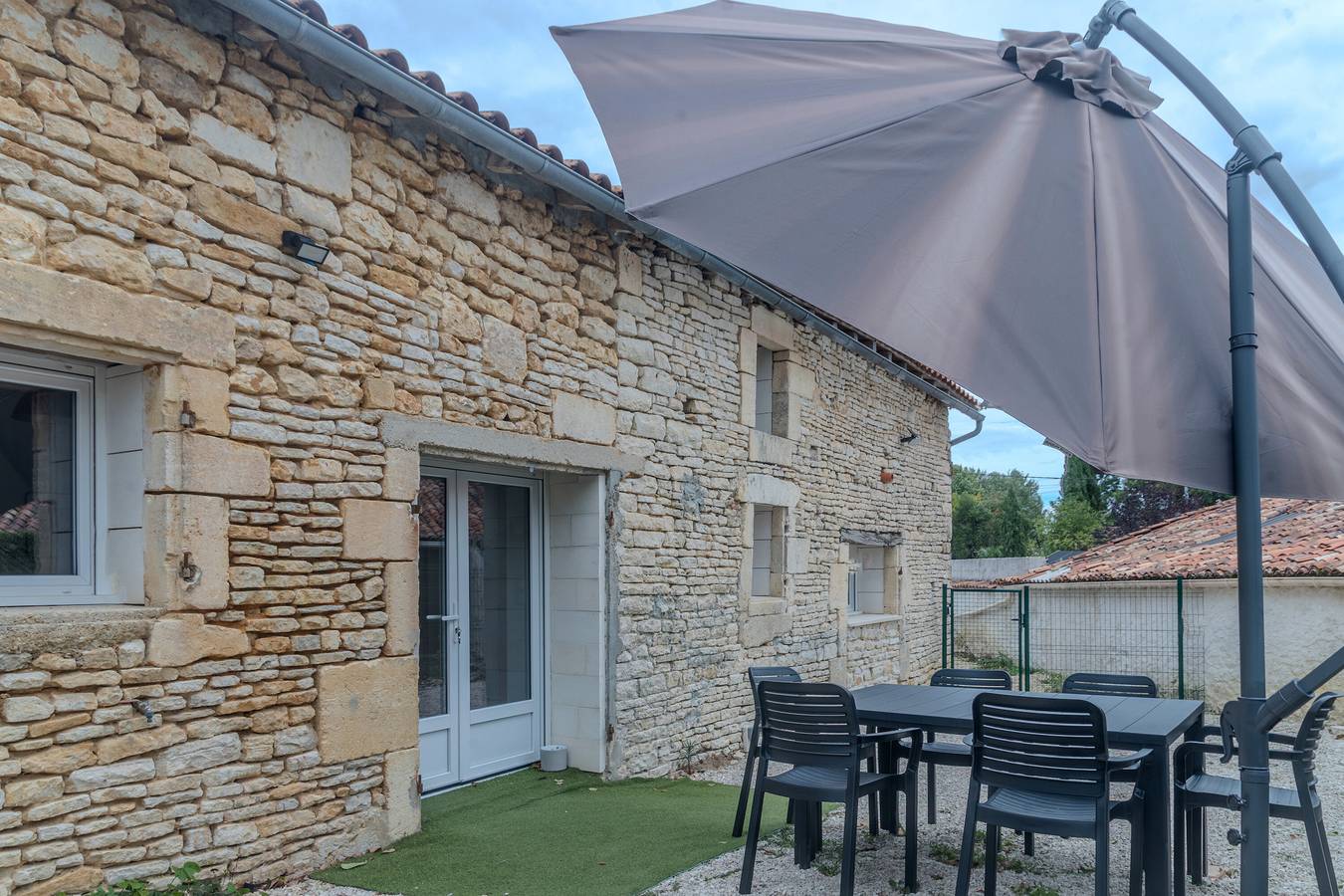 Maison de Vacances 'Berclois' avec Terrasse Privée, Wi-Fi et Climatisation in Bercloux, Région de Saint-Jean-d'Angély