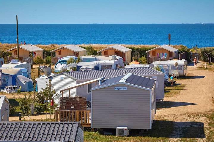 Camping pour 6 personnes, avec jacuzzi et jardin ainsi que bassin pour enfant et piscine