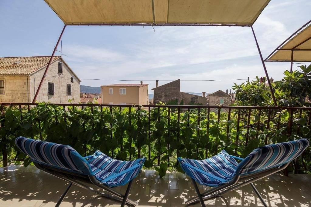 Four-bedroom house with terrace Komiža (Vis) K-25294 in Komiza, Split-Dalmatia