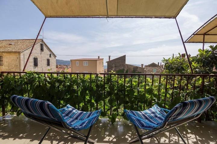 Ferienhaus für 8 Personen, mit Balkon/Terrasse und Pool