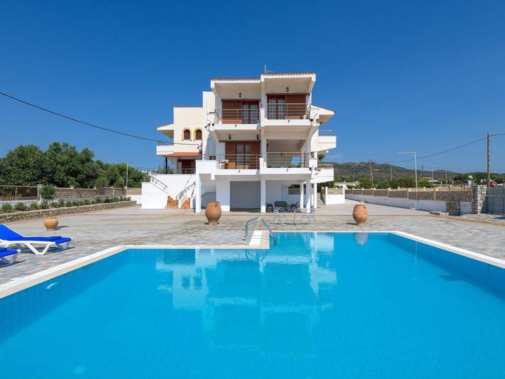 Ferienhaus für 8 Personen, mit Balkon und Terrasse sowie Garten und Pool
