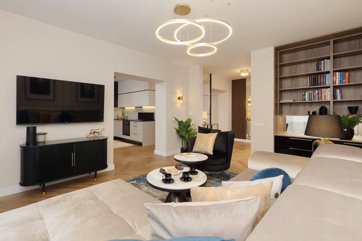 Cały apartament, Prestigious Apartment in the Center | 2 Balconies | Parking in Warszawa (Śródmieście), Warszawa
