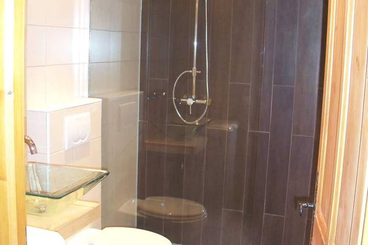 Gîte pour 11 personnes, avec jardin ainsi que jacuzzi et terrasse à Onnion - 4