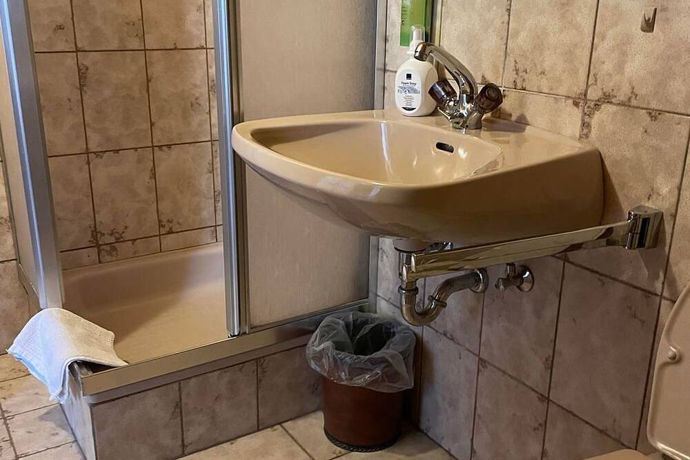 Einzelzimmer 8, Wc, Dusche - Hotel-Gasthof Lammersdorf in Millstatt, Bezirk Spittal an der Drau