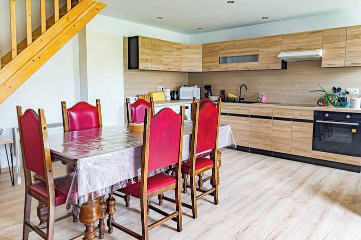 Gîte pour 7 personnes, avec jardin dans Contré