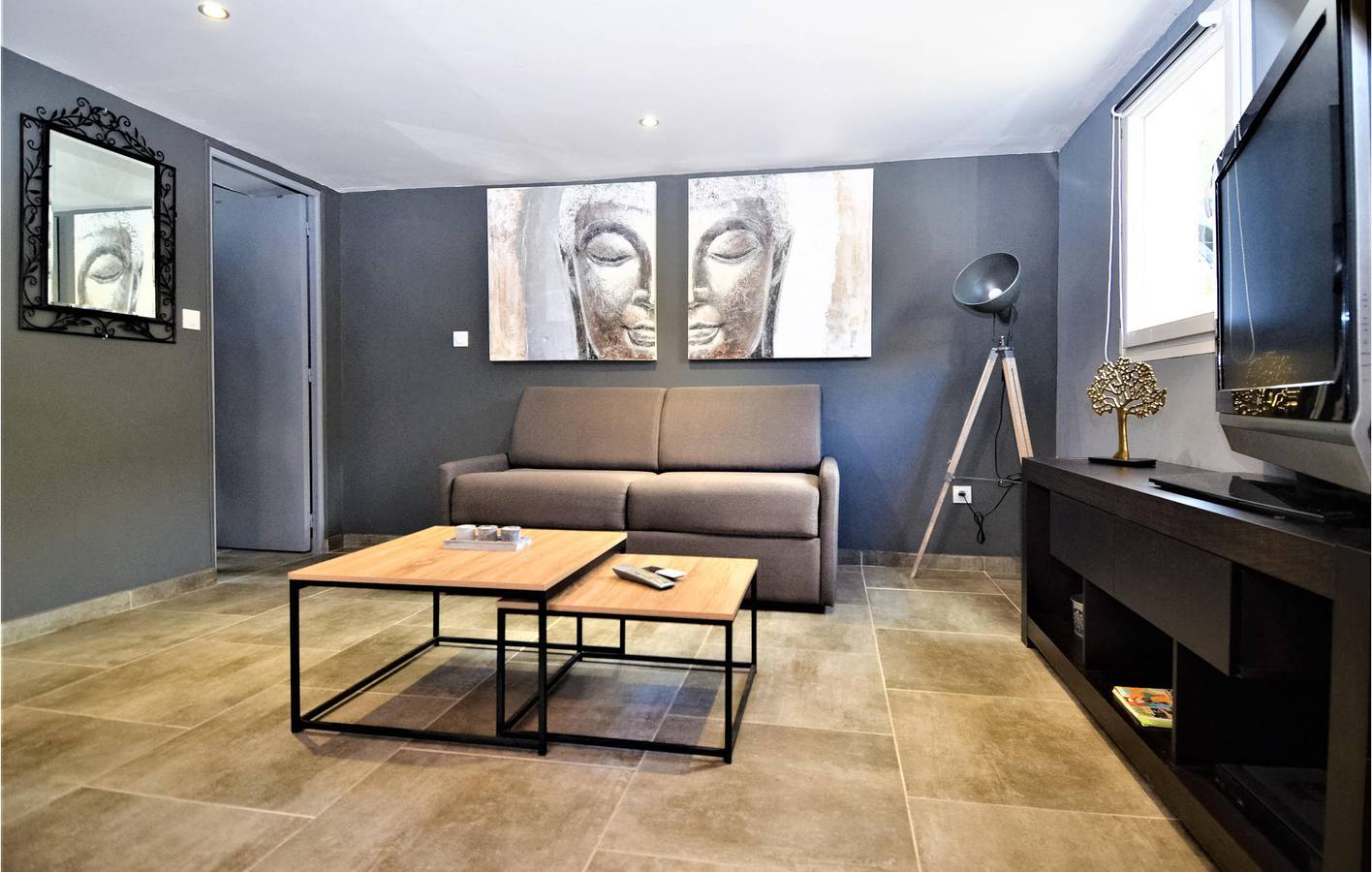 Entire holiday apartment, Mornas Apartment with AC, Parking, Pool & WiFi in Mornas, Vaucluse