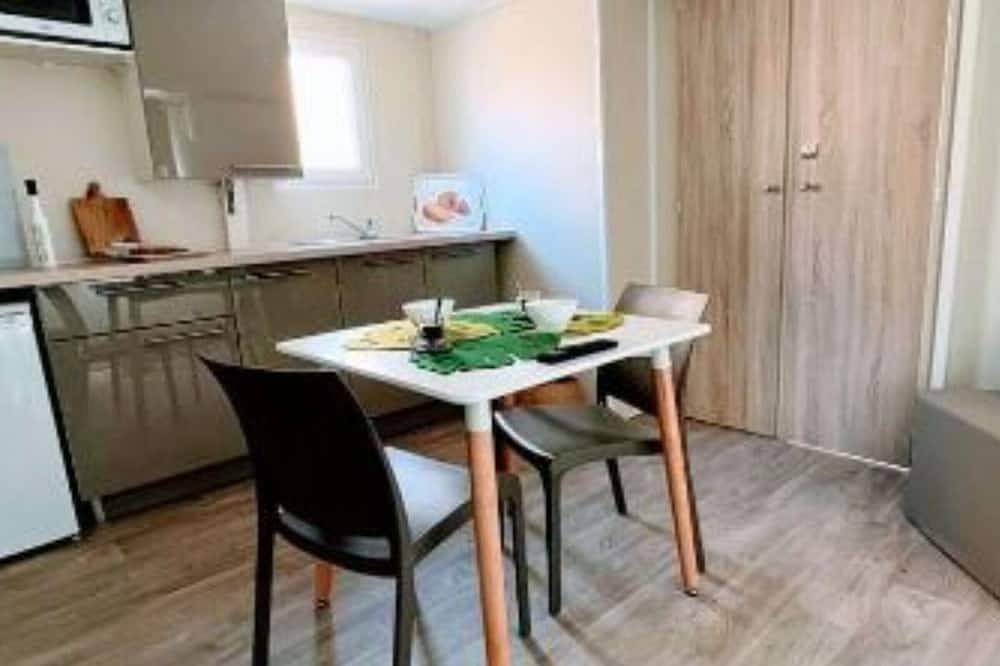 Cozy Mobil Home avec Terrasse pour 2 à La Seyne-sur-Mer in La Seyne-sur-Mer, Côte méditerranéenne (France)