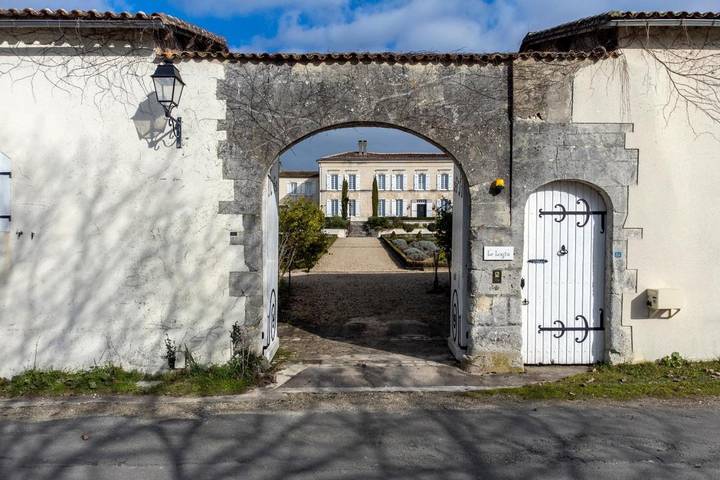 Location de vacances pour 4 personnes, avec Jacuzzi et Terrasse ainsi que Jardin et Piscine à Dompierre-sur-Charente