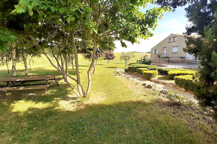 Gîte pour 6 personnes, avec piscine ainsi que jardin et terrasse à Redortiers