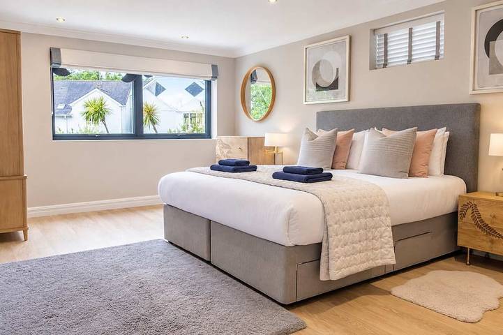 High Tides Elegant 5-Bed Villa & Hot Tub Sandbanks in Sandbanks, Poole