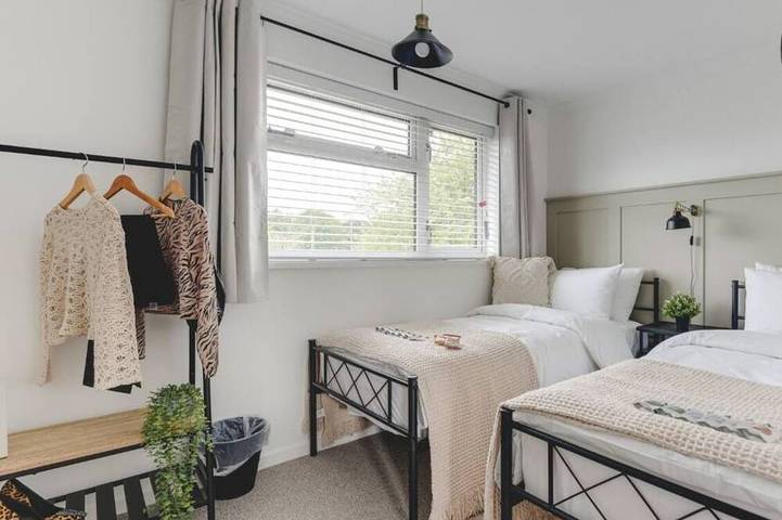 Luxury 2-Bed House in Stevenage Sleeps 6 Free Parking Barefoot & Board in Stevenage, Hertfordshire