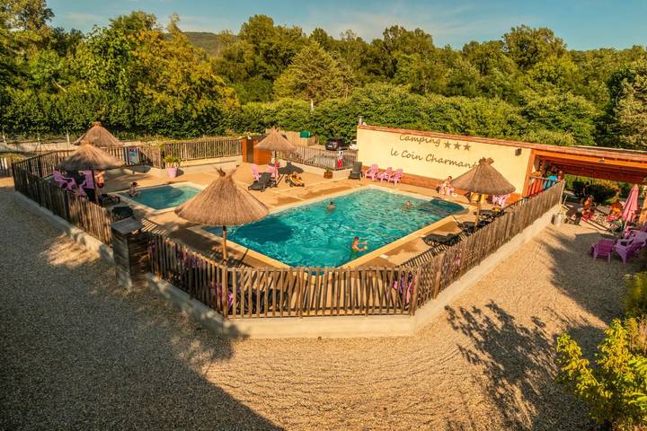 Camping pour 5 personnes, avec Terrasse et Piscine à Chauzon