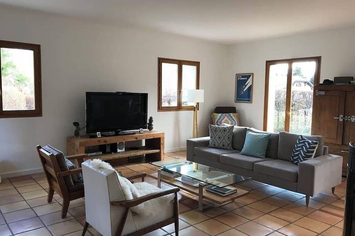 Schönes eingezäuntes Familienhaus, wenige Schritte vom Annecy-See in Menthon-Saint-Bernard in Menthon-Saint-Bernard, Annecy und Umgebung