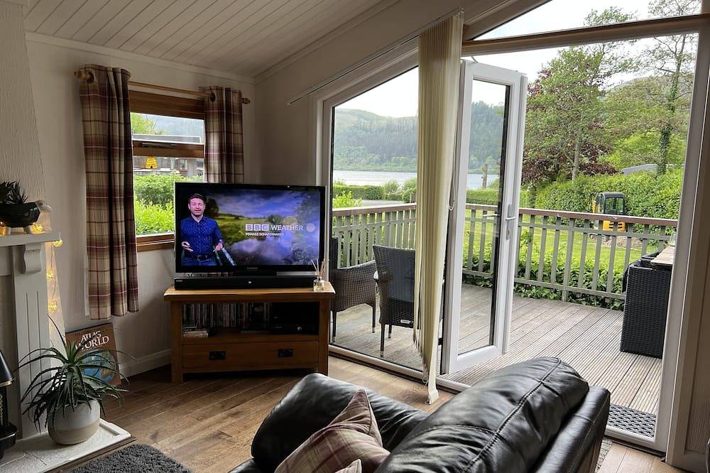 A homely lodge in a tranquil setting with lake view in Lake District