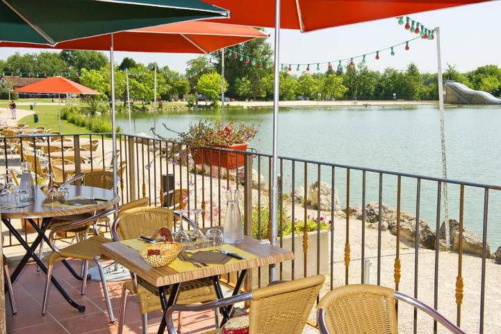 Parc de vacances pour 4 personnes, avec jacuzzi et piscine ainsi que terrasse et jardin à Samatan