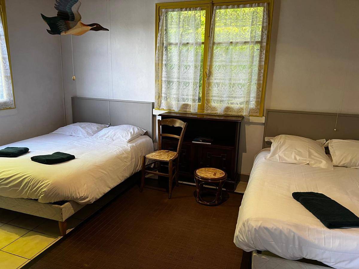 Chalet au bord de l'étang 4 pers in Moutiers-en-Puisaye, Région d'Auxerre