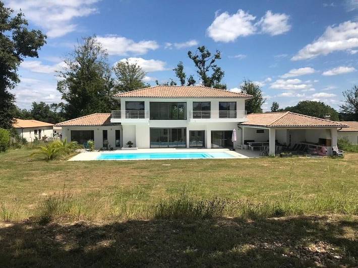 Location de vacances pour 8 personnes, avec piscine et jardin ainsi que balcon et vue à Cénac