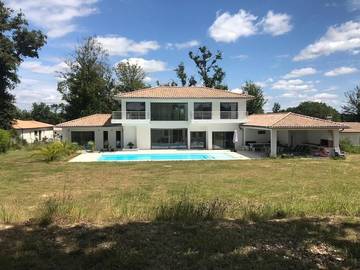 Cottage pour 8 personnes, avec piscine et vue ainsi que jardin et balcon à Cénac