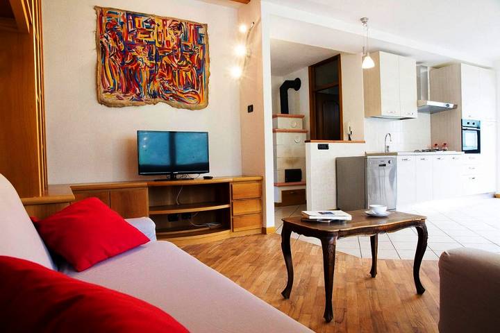 Gîte pour 8 personnes, avec terrasse et vue, animaux acceptés à Teglio