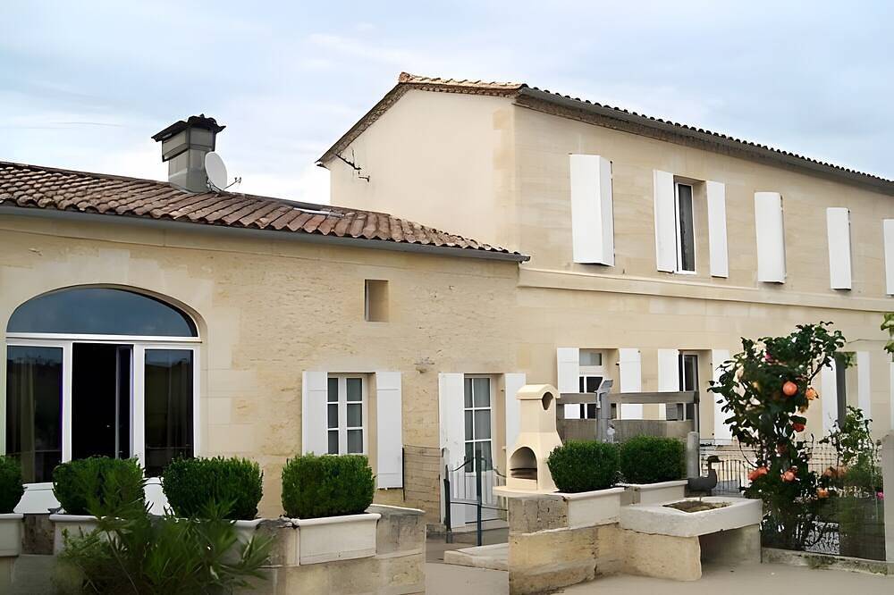Gite La Roseraie: Private Terrace, Wi-Fi, and Air Conditioning in Saint-Émilion in Saint-Émilion, Libourne region