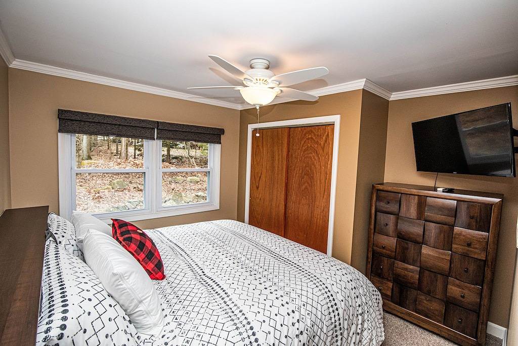 Log Cabin Beauty w Hot tub, Arcade Games with modern amenities throughout in Hickory Run State Park