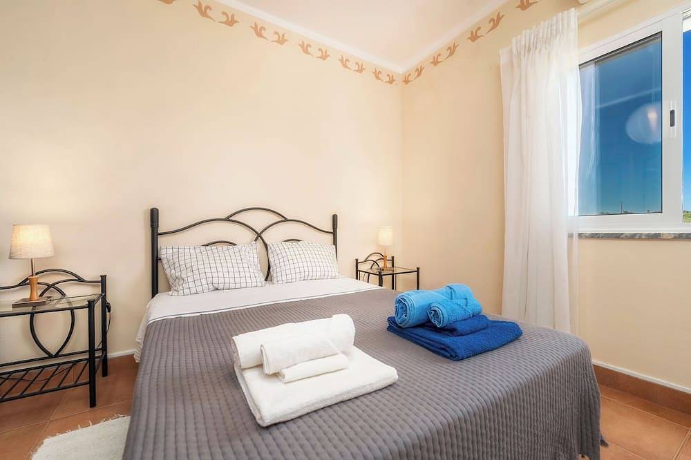 Renovated country house with large garden and swimming pool in Moncarapacho, Parque Natural da Ria Formosa