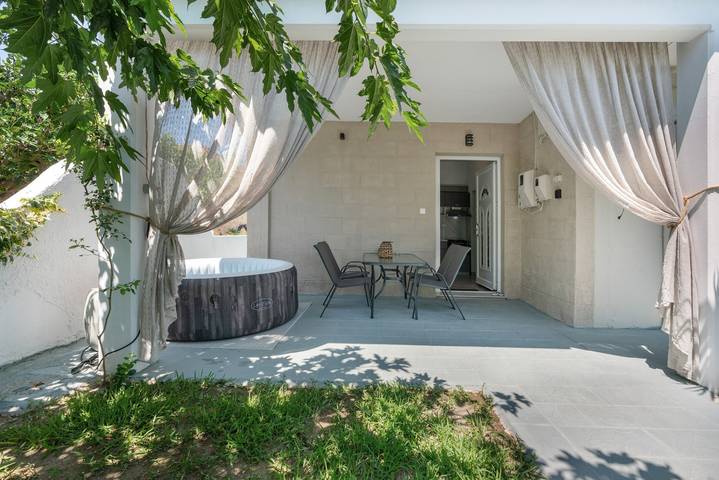 Location de vacances pour 4 personnes, avec Jacuzzi et Jardin dans Rhodes