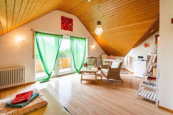 Appartement entier, Appartement 'Jonagold' avec balcon et Wi-Fi in Espasingen, Stockach