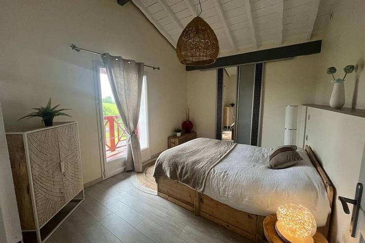 Location de vacances pour 6 personnes, avec jardin à Bardos - 2