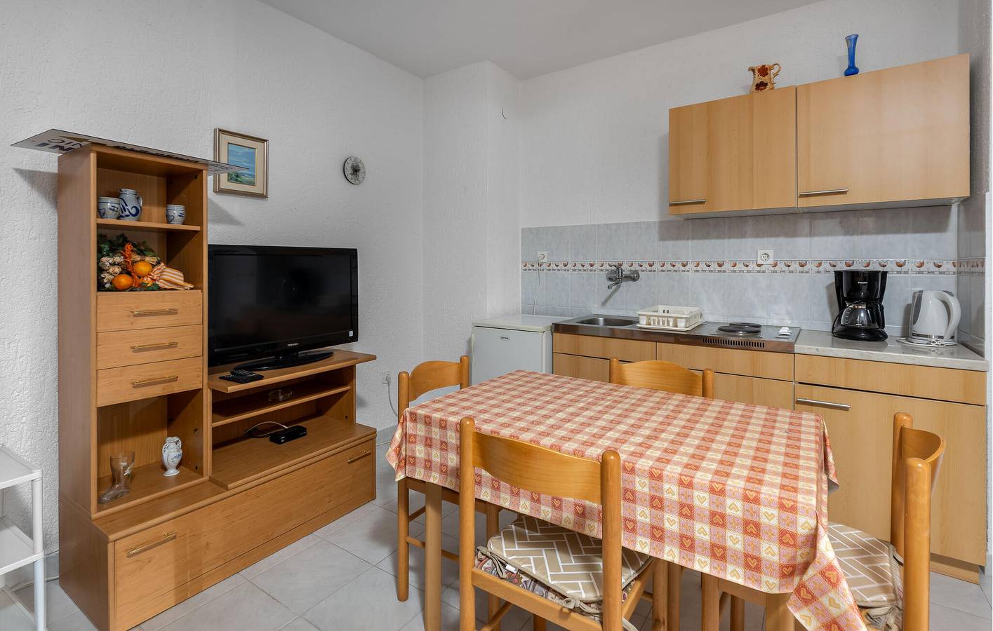Ganze Ferienwohnung, Gemütliche Ferienwohnung mit Terrasse, WLAN und 1 km Entfernung zum Strand in Supetarska Draga, Rab